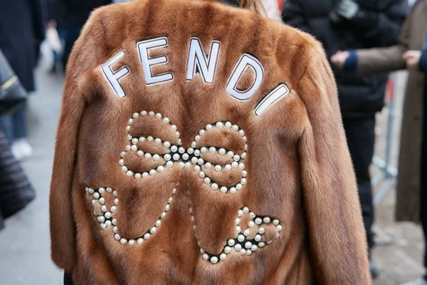 MILAN - 22 FÉVRIER : Femme veste en fourrure marron avec perles dec — Photo