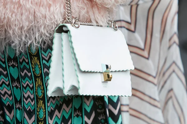 MILAN - 22 FÉVRIER : Femme avec sac Fendi blanc et vert pastel — Photo