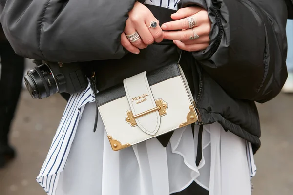 MILAN - FEBRUARY 22: Woman with Prada black and white leather ba — Stock Photo, Image