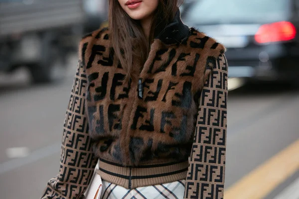 Milan-februari 22: kvinna med brunt pälsfodrar jacka med Fendi logo — Stockfoto