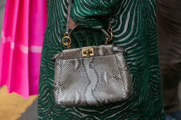 Mailand - 22. Februar: Frau mit brauner Schlangenledertasche und Gree — Stockfoto