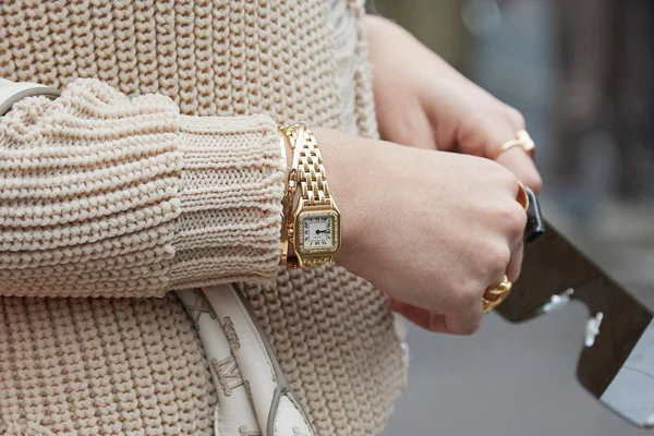 MILÁN - 22 DE FEBRERO: Mujer con reloj Cartier de oro con diamantes — Foto de Stock
