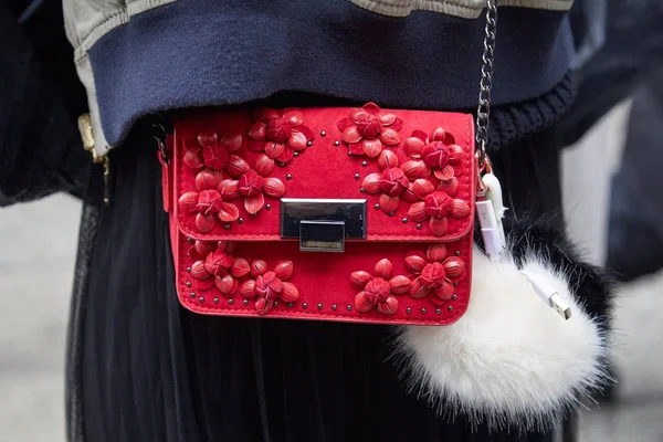 MILÁN - 22 DE FEBRERO: Mujer con bolso rojo con decoración floral b — Foto de Stock