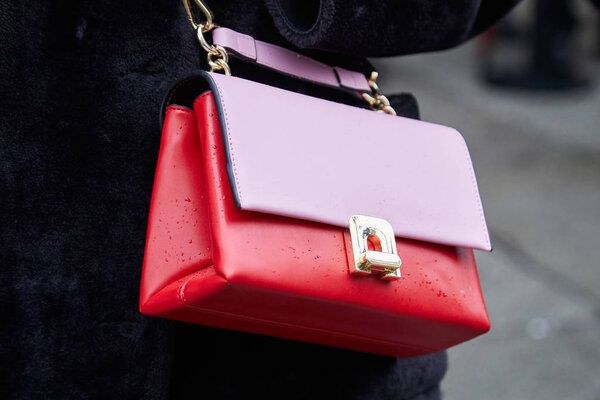 МИЛАН - 22 ФЕВРАЛЯ: Женщина с розовой и красной кожаной сумкой с РА
