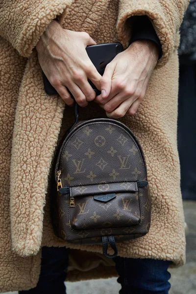 MILAN - 22 февраля: Человек с коричневым рюкзаком Louis Vuitton и b — стоковое фото