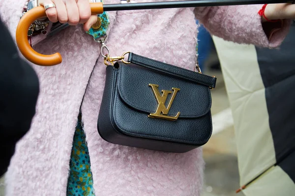 MILAN - FEBRUARY 22: Woman with black leather Louis Vuitton bag — Stock Photo, Image