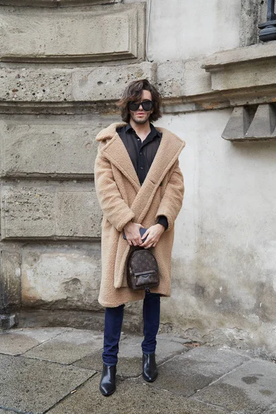 Milano - 22 Şubat: Kahverengi Louis Vuitton sırt çantası ve b ile Adam — Stok fotoğraf