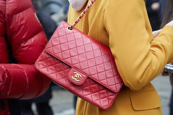 MILÁN - 22 DE FEBRERO: Mujer con bolso de cuero rojo Chanel y amarillo — Foto de Stock
