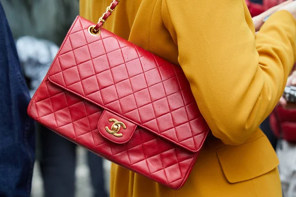 MILÁN - 22 DE FEBRERO: Mujer con bolso de cuero rojo Chanel y amarillo — Foto de Stock