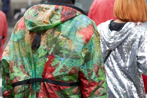 MILÃO - FEVEREIRO 22: Homem com casaco verde e vermelho decorado e — Fotografia de Stock