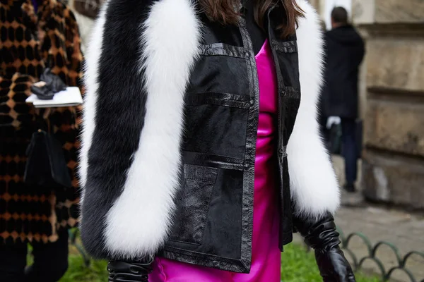 MILAN - FEBRUARY 22: Woman with pink dress, black suede jacket a — Stock Photo, Image