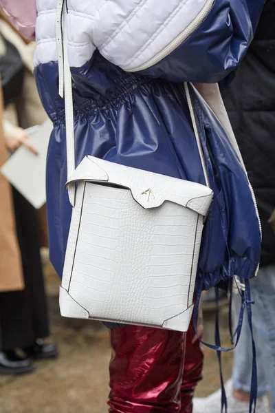 Mailand - 22. Februar: Frau mit weißer Krokodiltasche und blauem Polster — Stockfoto