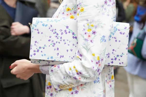 MILÃO - FEVEREIRO 22: Mulher com jaqueta branca e bolsa com roxo — Fotografia de Stock