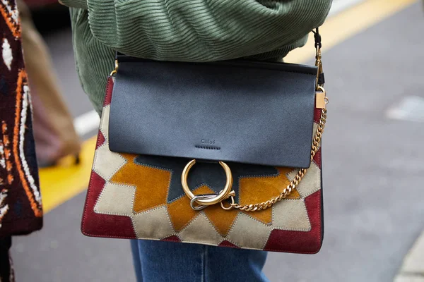 MILAN - FEBRUARY 22: Woman with Chloe bag with suede part in bei — Stock fotografie