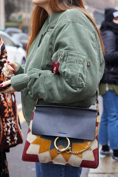 MILAN - FEBRUARY 22: Woman with Chloe bag and green velvet Alpha — 图库照片
