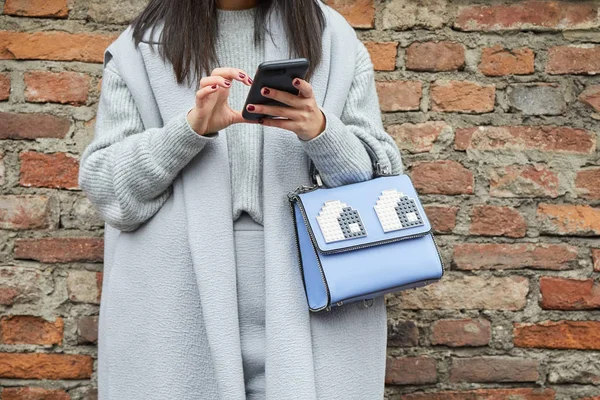 MILÁN - 22 DE FEBRERO: Mujer con bolsa azul con ojos mirando al sm — Foto de Stock