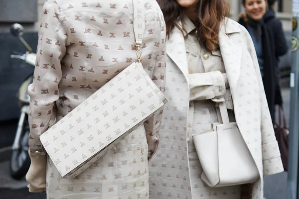 MILAN - FEBRUARY 22: Women with beige Max Mara bags and clothing — Stock Photo, Image