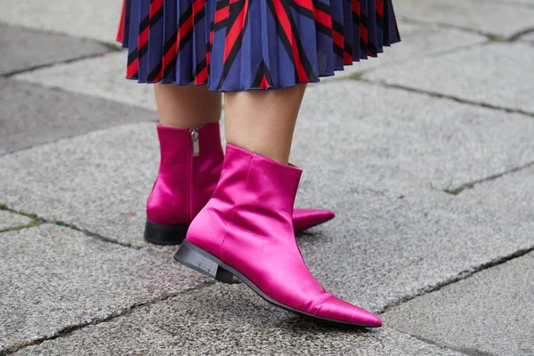 Milano - 22 Şubat: Pembe sadan sivri ayakkabı ve blu ile Kadın