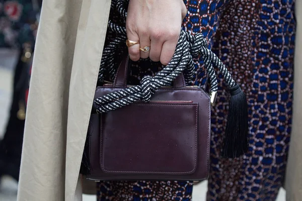 Mailand - 22. Februar: Frau mit brauner Ledertasche mit Regentropfen — Stockfoto