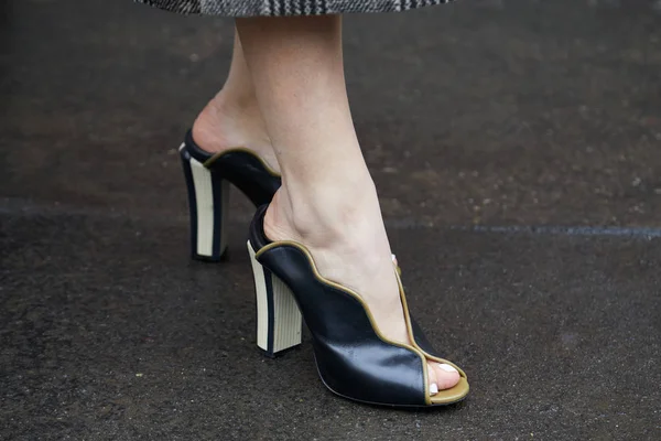 MILANO - 22 FEBBRAIO: Donna con scarpe in pelle nera con cenere ondulata — Foto Stock