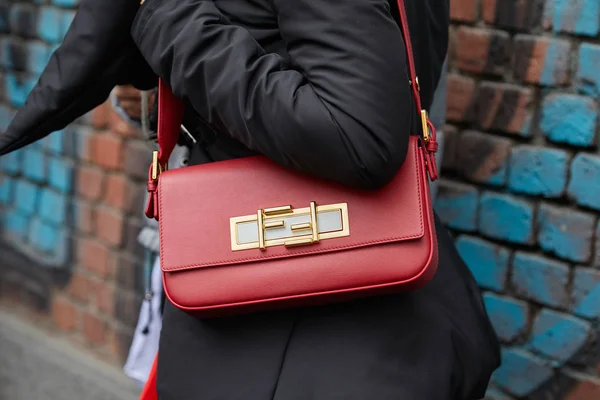 MILÃO - FEVEREIRO 22: Mulher com saco de couro Fendi vermelho com golde — Fotografia de Stock