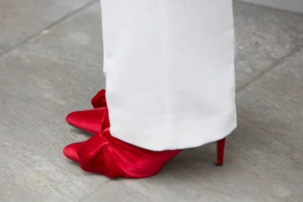 MILÁN - 25 DE FEBRERO: Mujer con zapatos de terciopelo de cinta roja y whit — Foto de Stock