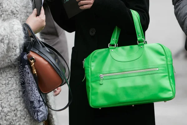 MILANO - 25 FEBBRAIO: Donna con borsa in pelle verde prima di Emporio — Foto Stock