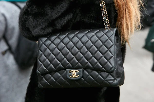 МИЛАН - 25 ФЕВРАЛЯ: Женщина с черной кожаной сумкой Chanel с вперед — стоковое фото
