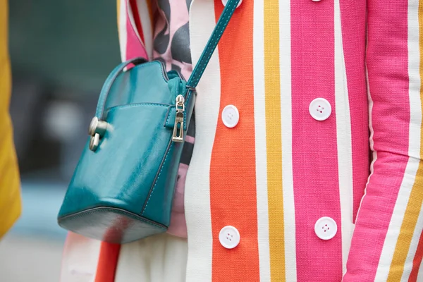 MILÁN - 25 DE FEBRERO: Mujer de color rosa, blanco, amarillo y naranja —  Fotos de Stock