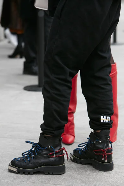 Milan-25 februari: man met zwarte Dsquared2 Boots en Heron PR — Stockfoto