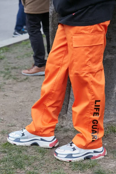 МИЛАН - 25 ФЕВРАЛЯ: Человек в кроссовках Balenciaga и оранжевой Lif — стоковое фото