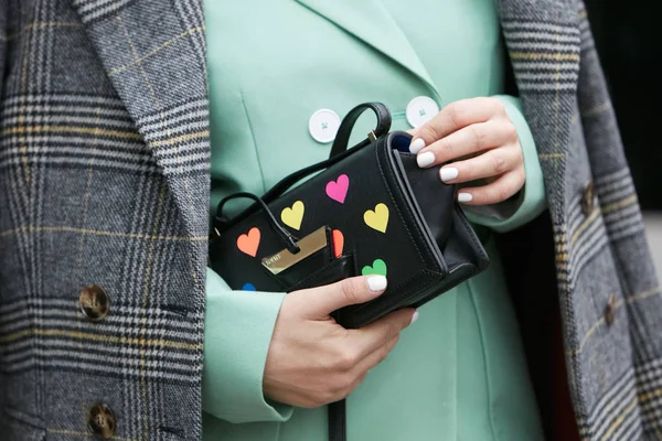 MILÁN - 25 DE FEBRERO: Mujer con bolso Loewe de cuero negro con col — Foto de Stock