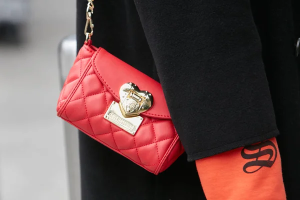 MILAN FEBRUARY 25: Perempuan dengan tas cinta merah dan emas Moschino — Stok Foto