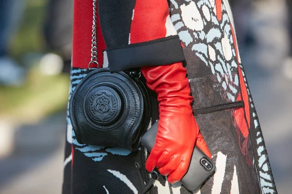Milan-13 januari: vrouw met zwarte leren tas en rode handschoen b — Stockfoto