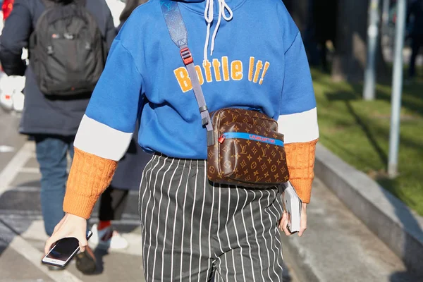 Milaan-13 januari: vrouw met Louis Vuitton tas en blauw en of — Stockfoto