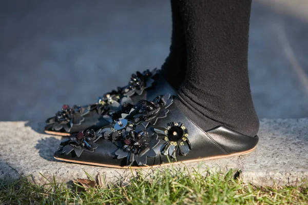 MILÁN - ENERO 13: Mujer con zapatos de cuero negro bajo con flujo —  Fotos de Stock