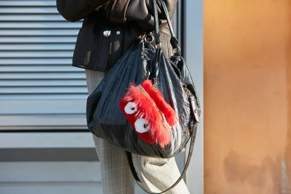 Milaan-13 januari: vrouw met zwarte leren tas met rode vacht AC — Stockfoto