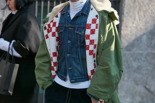 MILÃO - JANEIRO 13: Homem com jaqueta verde parka e azul jeans b — Fotografia de Stock