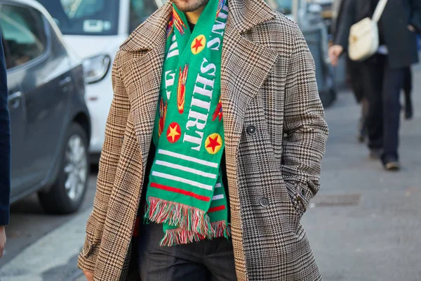 МИЛАН - 13 ЯНВАРЯ: Человек в зеленом шарфе и коричневом пальто перед Д — стоковое фото
