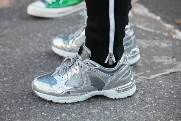 MILÁN - ENERO 13: Mujer con zapatillas de deporte de plata antes de Diese —  Fotos de Stock