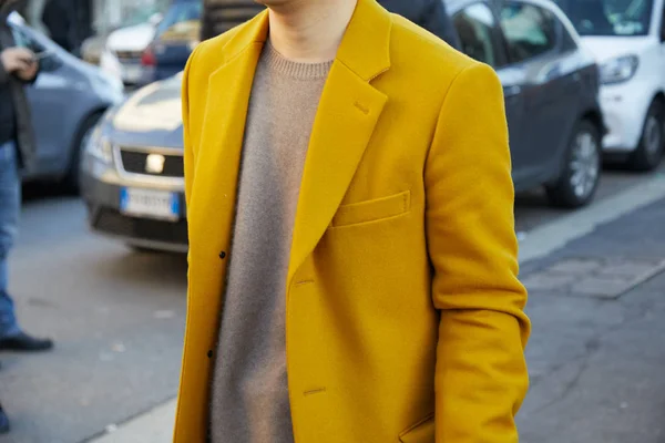 Milánó-január 13: férfi sárga kabát és bézs színű gyapjú édesít — Stock Fotó