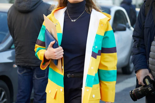 MILAN - JANUARY 13: Woman with yellow and green striped raincoat — Stock Photo, Image