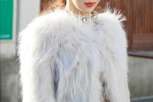 Milán-Leden 13: žena s bílým kožešinovým kabátem a diamanty z diamantů — Stock fotografie