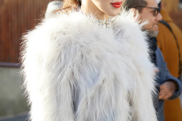 Μιλάνο-13 Ιανουαρίου: γυναίκα με λευκό γούνινο παλτό και διαμάντια ντεκολτέ — Φωτογραφία Αρχείου
