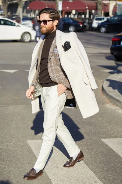 MILANO - 13 GENNAIO: Elegante uomo con cappotto bianco e giacca befor — Foto Stock