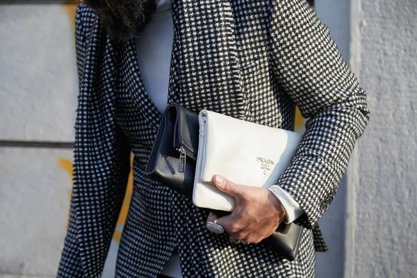 Milánó-január 13: ember, fehér bőr Prada táska és fekete egy — Stock Fotó