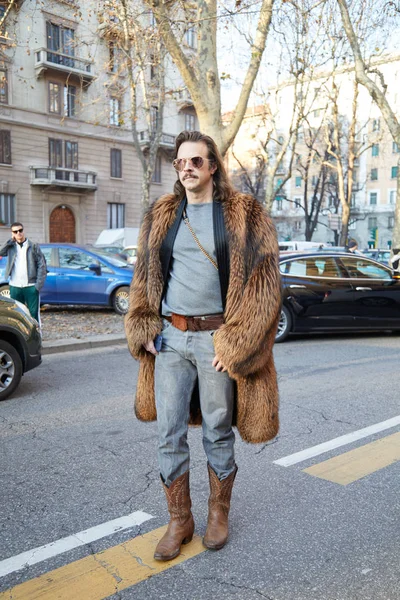Milano - 13 Ocak: Güneş gözlüğü, kürk manto ve kahverengi çizme ile Man — Stok fotoğraf