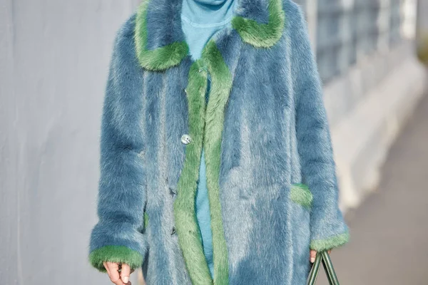 Milaan-14 januari: vrouw met blauwe en groene bontjas voor DS — Stockfoto