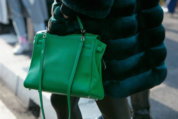 Milaan-14 januari: vrouw met groene Hermes leren tas en donker — Stockfoto