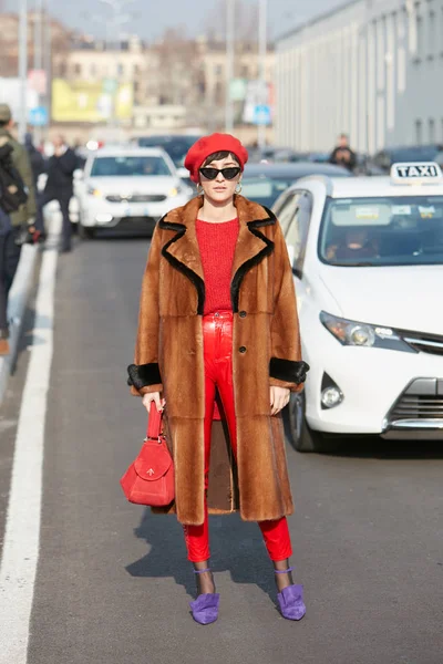 Milaan-14 januari: Eleonora Carisi met rode broek en bruin — Stockfoto